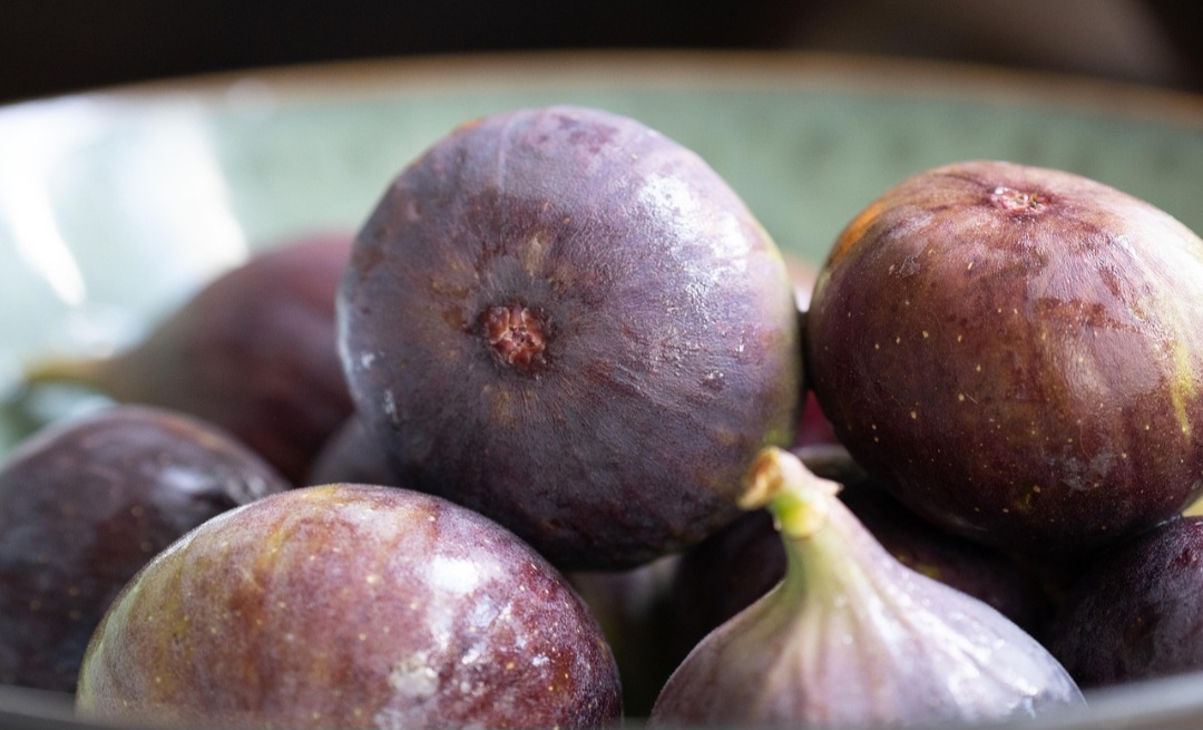 Existem mais de 750 tipos de figos, que podem ser encontrados em vários tamanhos, formas e cores. Os mais comuns são os figos pretos, vermelhos, roxos, verdes e amarelos. No Brasil, os figos verde e roxo são os mais consumidos.