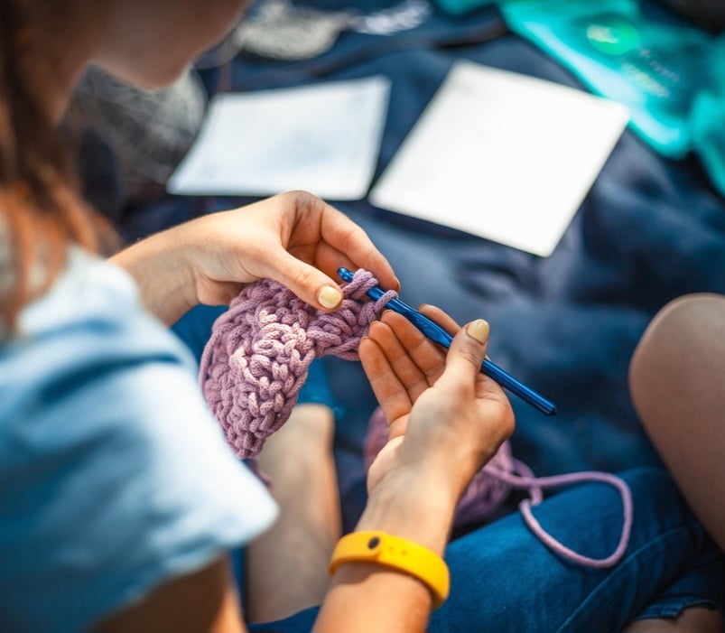Presente em diferentes estações do ano, o tricô é leve para acompanhar as noites frescas de verão e quente para criar camadas no frio intenso. Com múltiplos benefícios à saúde física e mental, a atividade atua como forma de terapia e traz combinações e looks marcantes.