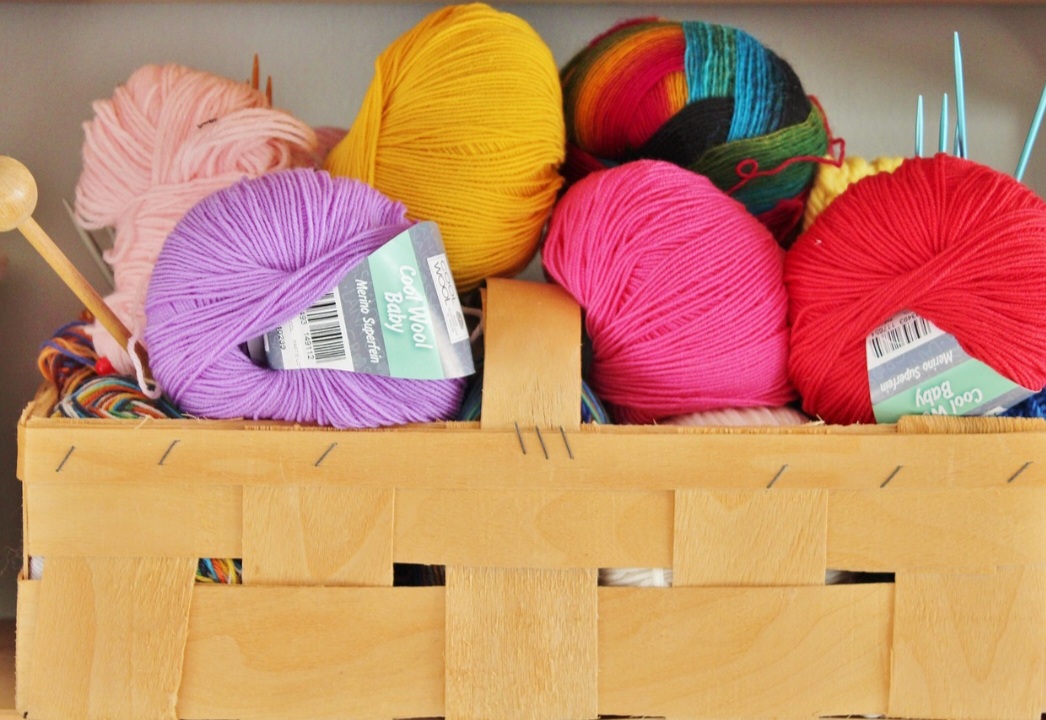 O tricô se tornou um ato patriótico durante as Guerras Mundiais. Como apoio aos soldados nas trincheiras através da confecção de peças de vestuário como meias e toucas, assim como uma ferramenta de espionagem.