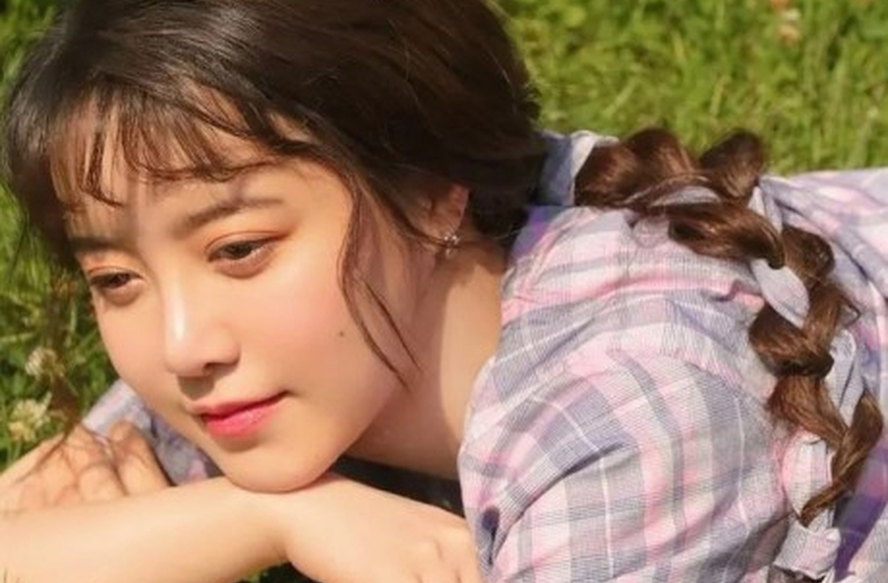 Song Ji‑woo costuma escolher projetos que exploram relações humanas intensas e demonstra preferência por personagens com conflitos internos. Isso fortalece consideravelmente sua marca como intérprete emocionalmente profunda.