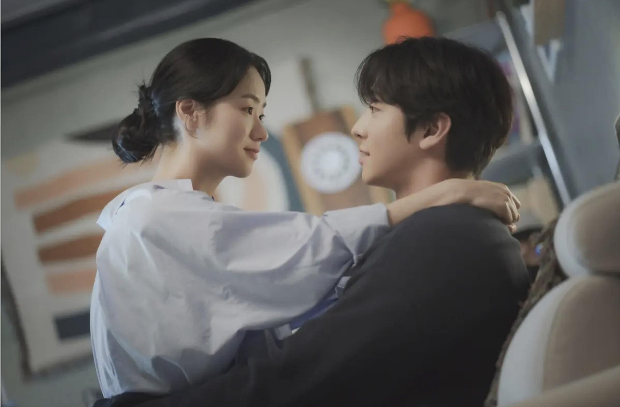 No drama O Tempo Traz Você pra Mim (2023), Song Ji‑woo viveu Byeon Da‑hyeon, papel que ampliou sua popularidade no streaming asiático. A personagem envolvia romance, mistério e sensibilidade temporal. A série reforçou sua imagem como atriz de forte apelo emocional.