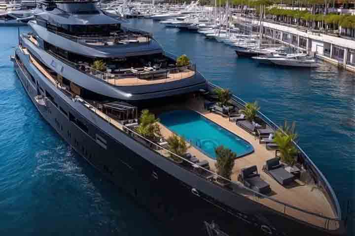 Um superiate de luxo avaliado em 800 milhões de dólares (cerca de R$ 4,2 bilhões na cotação atual) chamou a atenção em um evento em Mônaco.