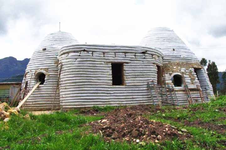 No Brasil, um modelo alternativo de moradia tem chamado atenção: as casas feitas com sacos de terra, também conhecidas como 