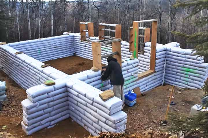 Esse método de bioconstrução utiliza sacos preenchidos com terra, empilhados de forma compacta, para erguer paredes sólidas e duráveis.