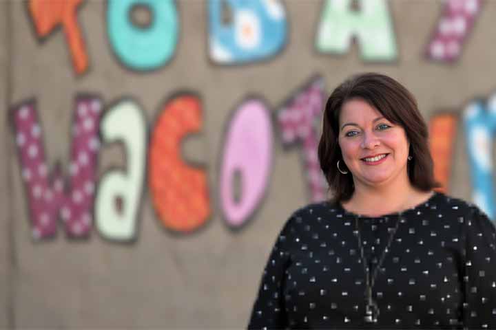 Para pessoas em hospitais e prisões, caminhar no labirinto como uma prática de integrar mente-corpo pode ajudar em curas, além das formas tradicionais de tratamento médico ou aconselhamento, diz Jocelyn Shealy McGee, professora assistente na Escola de Serviço Social Diana R Garland da Baylor University, no Texas.