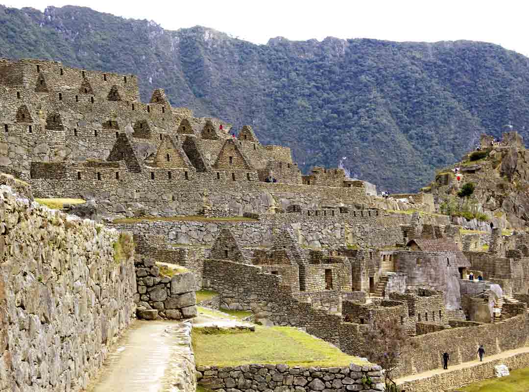 Machu Picchu foi uma cidade pré-colombiana construída pelos incas e que está localizada no topo de uma montanha, em uma altitude de cerca de 2400 metros. Essa cidade se localiza no Vale Urubamba, popularmente conhecido como Vale Sagrado dos Incas.