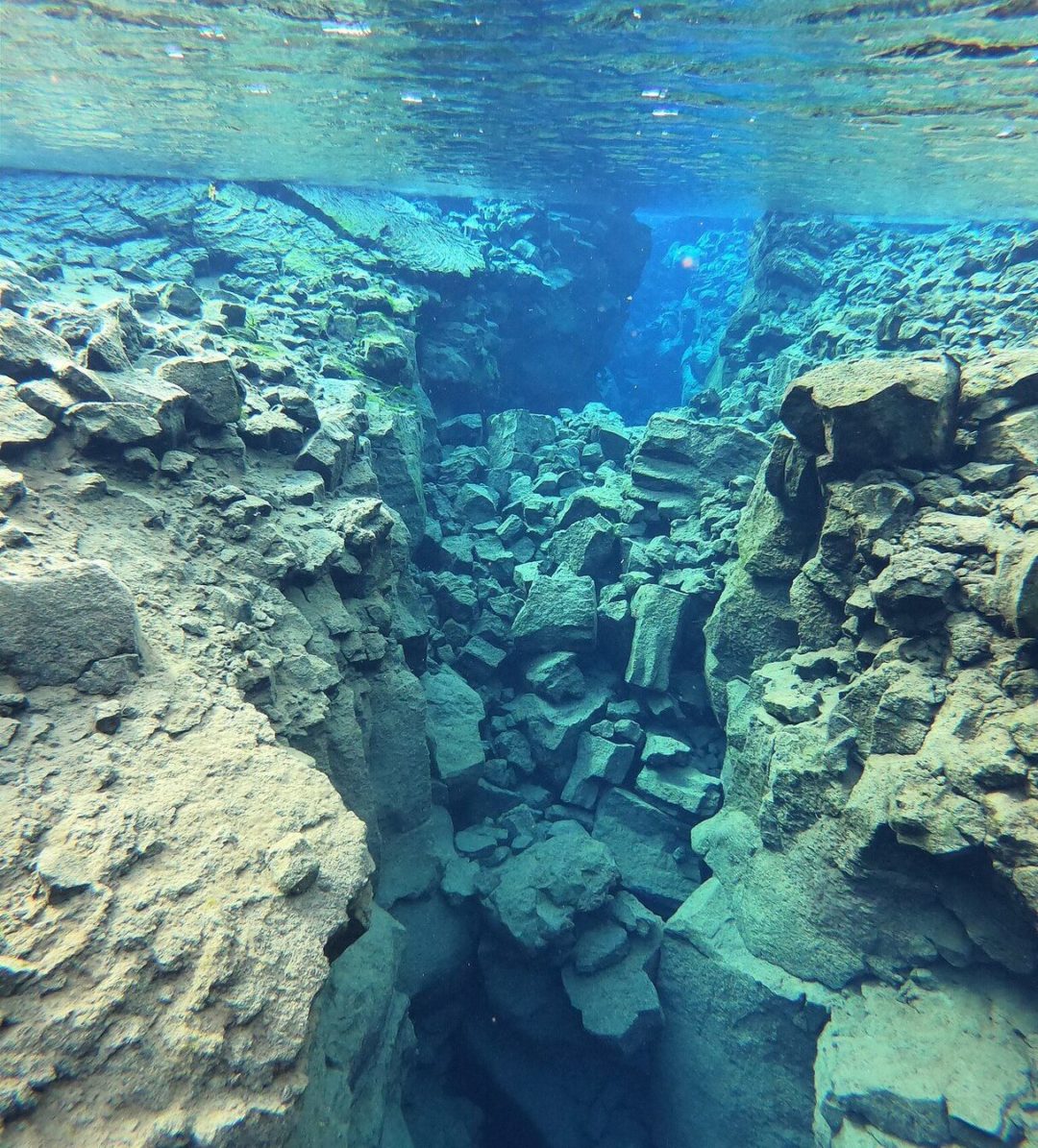 A fenda se formou por conta de uma série de terremotos que ocorreram em 1789, no limite tectônico divergente entre as placas Norte-Americana e Eurasiática.