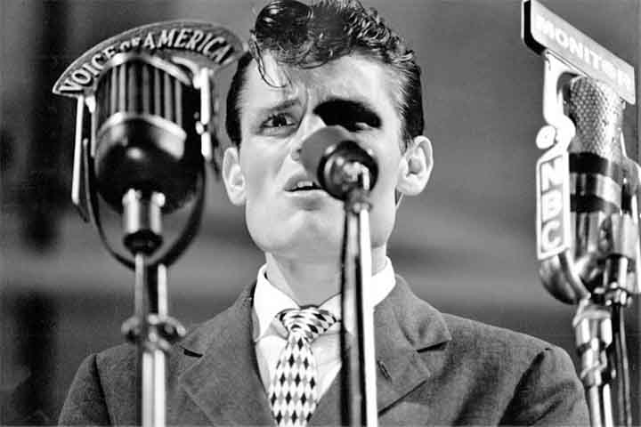 Ele também foi um vocalista de timbre frágil e melancólico, cuja voz ajudou a definir o clima introspectivo do chamado cool jazz. 
