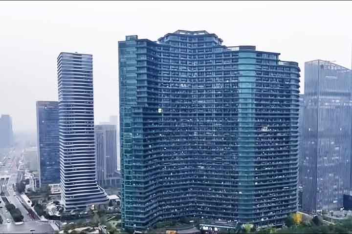 Além disso, os moradores têm acesso a controles biométricos e gestão robótica de recursos como a água.