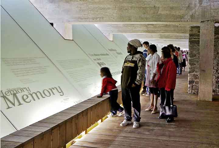 O Memorial da Abolição da Escravatura de Nantes (França) foi inaugurado em 2011 e fica às margens do Rio Loire, em Nantes. O porto fluvial da cidade servia para expedições francesas de tráfico de escravos.