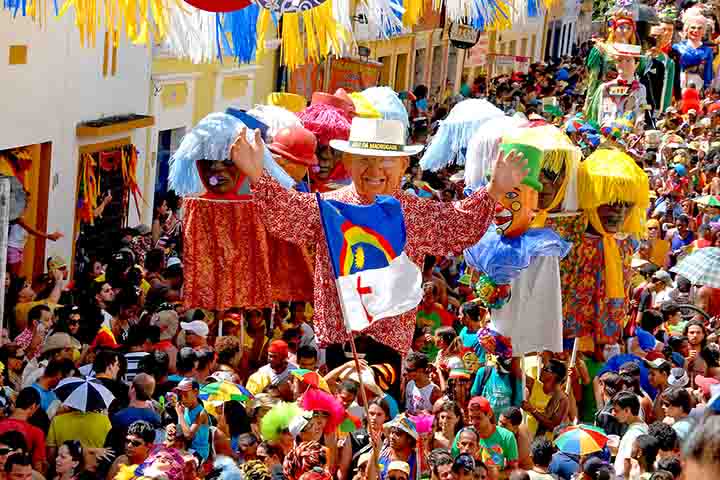 Olinda também se destaca como um dos maiores símbolos da cultura popular brasileira, especialmente por seu Carnaval, considerado um dos mais tradicionais do país.