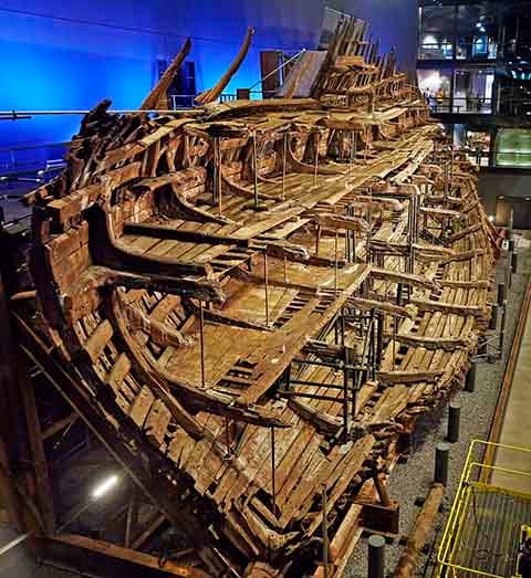 O navio de guerra inglês Mary Rose, que afundou em 1545, entrou para o Guinness World Records por ter o maior conjunto de armamentos medievais já resgatado de um naufrágio.