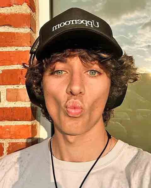 No longa, ele interpreta a versão jovem de Joe, filho da atleta, ampliando seu repertório para produções de temática histórica e biográfica.
