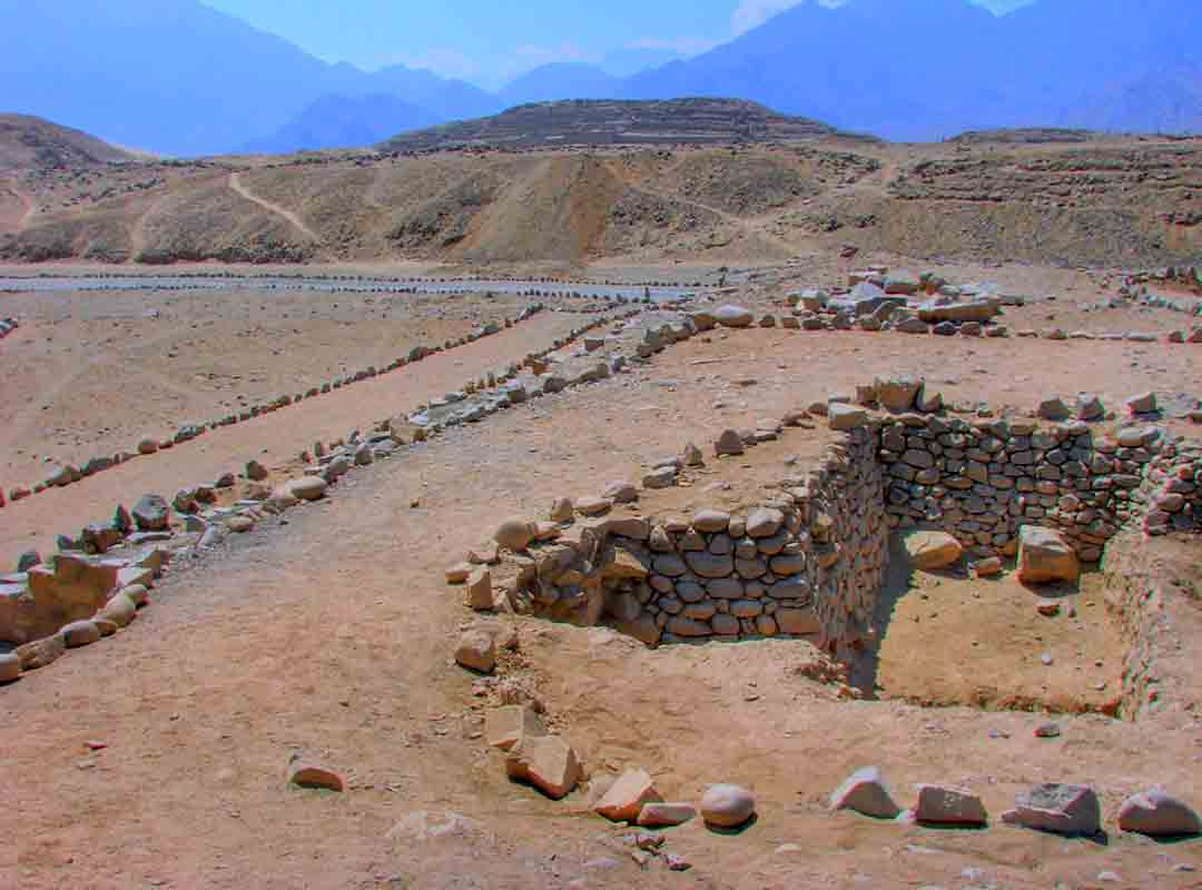 Situada a cerca de 4 horas ao norte de Lima, estão as ruínas da civilização mais antiga das Américas, a segunda mais antiga do mundo e declarada como Patrimônio da UNESCO.