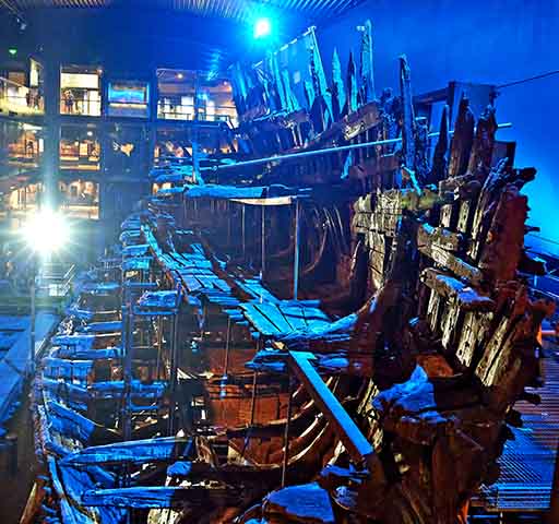 As hipóteses para o naufrágio ainda são debatidas, mas incluem manobras erradas, excesso de carga e canhões mal fechados. Cerca de 500 tripulantes morreram.