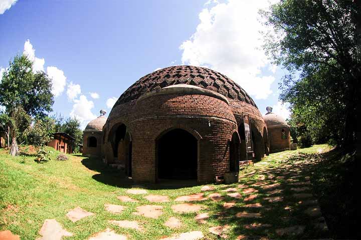 No Brasil, a chegada da técnica se deu pelo Ecocentro IPEC (Instituto de Permacultura e Ecovilas do Cerrado), e desde então o método se espalhou por diferentes regiões.