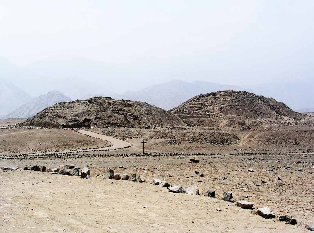 Caral é um sítio arqueológico fascinante localizado no Peru e é amplamente reconhecido como o berço da civilização mais antiga da América. Com uma história que remonta a mais de 5 mil anos, ocupa 66 hectares e abriga várias estruturas impressionantes, incluindo pirâmides, praças e residências.