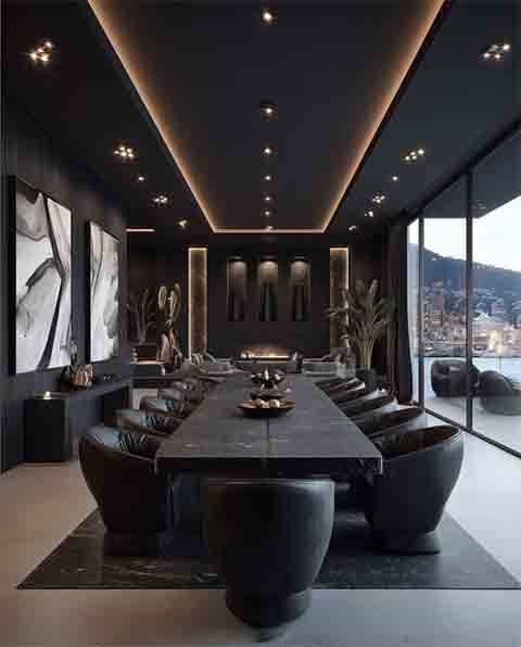 Destaque para a espaçosa sala de jantar, que abriga uma mesa para até 15 convidados.