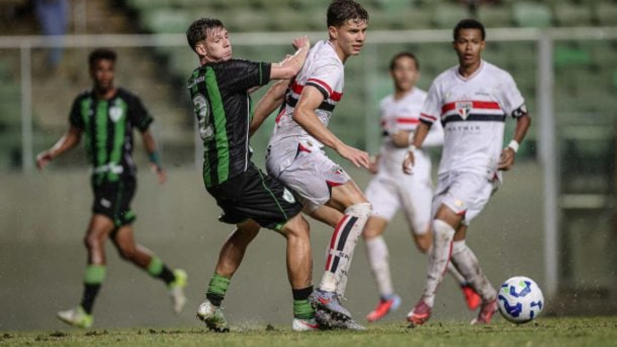 Tricolor inscreve jogadores que aturaram no elenco principal ao longo da última temporada