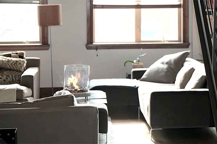 Já nas áreas inferiores, antigos lofts foram transformados em estúdios minúsculos, muitas vezes sem janelas.