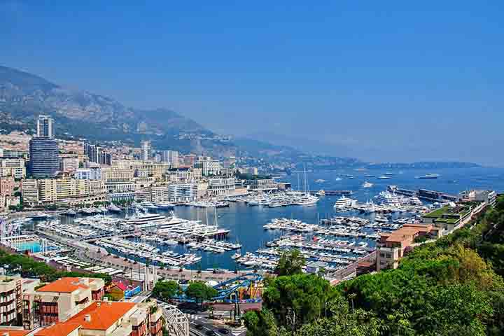 O Monaco Yacht Show é uma feira anual que acontece desde 1991 em Mônaco, um microestado situado ao sul da França conhecido mundialmente por seu glamour e riqueza.