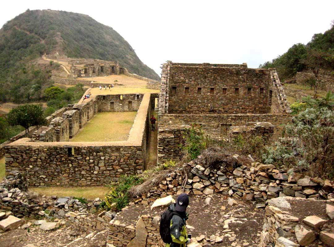 Túpac Amaru foi condenado a decapitação pelo assassinato de sacerdotes em Urcos, embora provavelmente fosse inocente. Em 24 de setembro de 1572, foi executado após implorar que a multidão nunca amaldiçoasse seus filhos por mau comportamento.