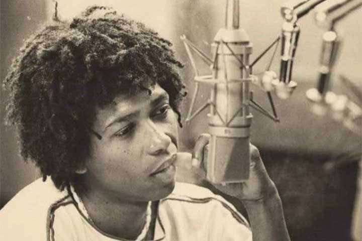 Djavan Caetano Viana nasceu em Maceió, em 27 de janeiro de 1949. Antes de se entregar à música, quase trilhou o caminho do futebol. Adolescente, destacava-se como meio-campo no time juvenil do CSA, em Maceió, e chegou a sonhar com a carreira profissional. 
