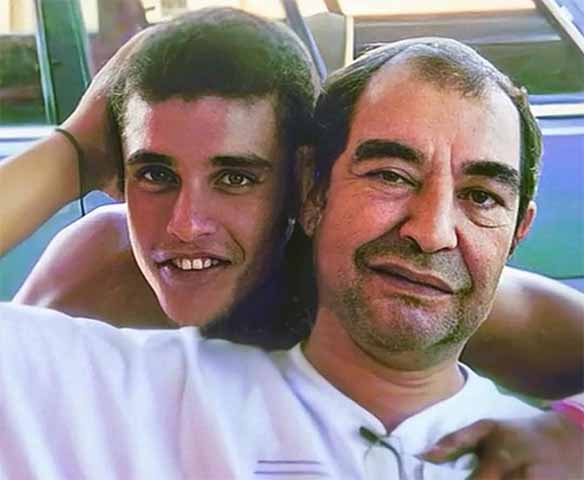 Diogo Mendonça Nogueira nasceu em 26 de abril de 1981, no Rio de Janeiro. Filho do compositor João Nogueira e de Ângela Maria Nogueira, frequentou rodas de samba desde a infância, o que possibilitou contato direto com músicos e tradições do gênero. 
