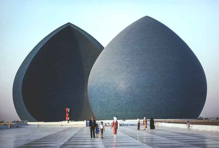 O Monumento Al Shaheed de Bagdá (Iraque) é dedicado aos soldados iraquianos que morreram na Guerra Irã-Iraque, que se deu entre 1980 e 1988. A obra foi levantada em 1983, quando a guerra ainda ocorria.