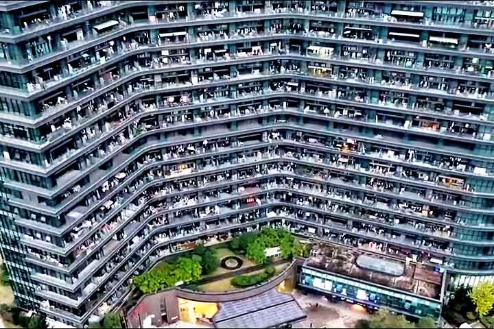 Ao todo, são 39 andares com corredores e passarelas que conectam os blocos.