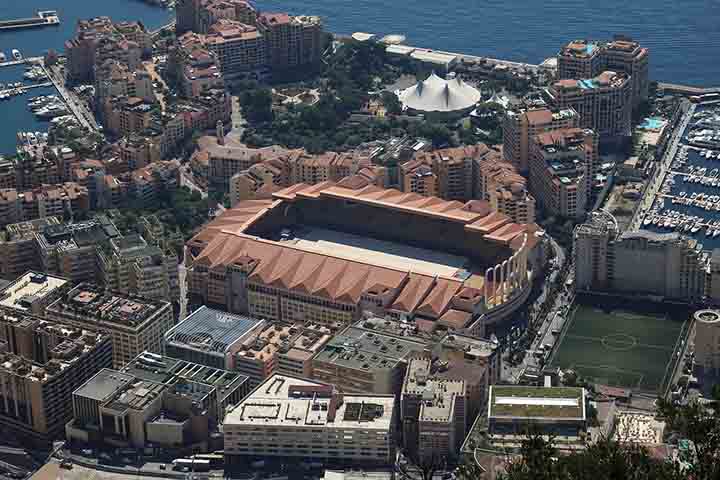 O país é conhecido por sua estabilidade política, ausência de imposto de renda para residentes e forte economia baseada no turismo de luxo, no setor imobiliário e nas finanças.