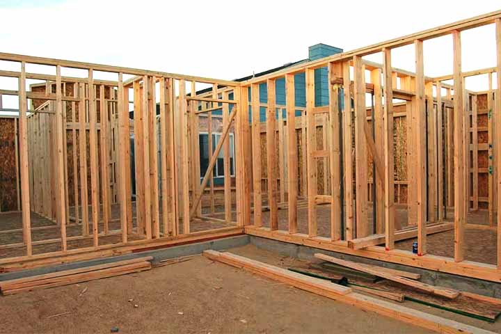 O método se destaca pela rapidez na montagem, baixo custo, sustentabilidade e flexibilidade no design, além de gerar menos resíduos no canteiro de obras.