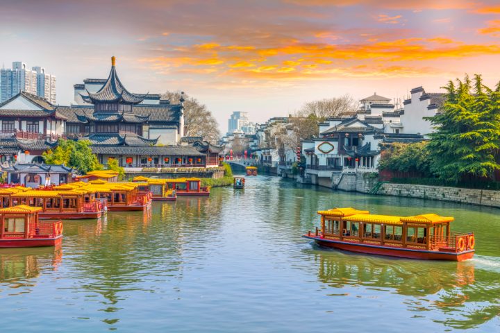 Historicamente, Hangzhou foi um dos pontos finais da Rota da Seda e encantou viajantes como Marco Polo, que a descreveu como uma das mais belas cidades do mundo.