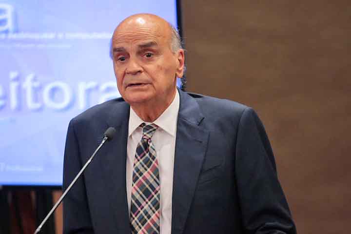 Além da oncologia, Drauzio teve papel pioneiro no Brasil nos estudos sobre a síndrome da imunodeficiência adquirida (HIV). Em 1989, iniciou um trabalho que marcaria profundamente sua trajetória ao atuar como médico voluntário no presídio do Carandiru, onde investigou a prevalência do vírus entre os detentos e desenvolveu ações de prevenção e conscientização. 
