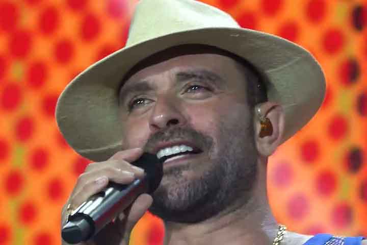 Entre suas músicas mais conhecidas estão “Pé na Areia”, indicada ao Latin Grammy na categoria Melhor Canção Brasileira, “Clareou”, “Espelho”, “Fé em Deus” e “Tá Faltando o Quê?” 
