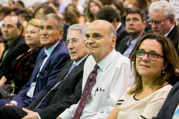 Médico oncologista formado pela USP, onde foi aprovado em segundo lugar no vestibular, ele se destaca não apenas pela carreira acadêmica e hospitalar, mas também pela capacidade de traduzir temas complexos da saúde em linguagem acessível, tornando-se uma das principais referências na popularização da informação médica no país.
