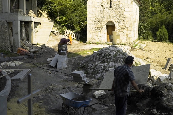 Para os interessados, já é possível visitar o primeiro nível da formação rochosa, onde há um espaço esculpido na pedra ideal para meditação.