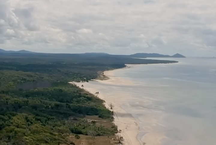 A ilha onde ele viveu pertence ao governo australiano e é acessível apenas por barco ou helicóptero. 