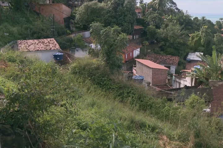 A pesquisa identificou que o fenômeno, chamado de rastejo, é agravado pela inclinação acentuada das encostas, que em alguns pontos supera os 50 graus.