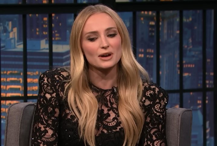 Em entrevistas às revistas Harper’s Bazaar e Vogue, ela relatou que fatores como a violência armada e a perda de direitos das mulheres pesaram em sua decisão.