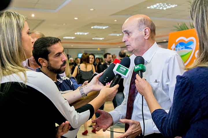 Ao mesmo tempo, tornou-se uma voz ativa na defesa da medicina baseada em evidências, posicionando-se de forma crítica em relação a práticas de medicina alternativa sem comprovação científica.

