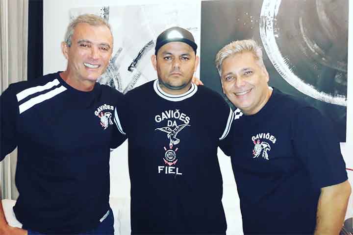 Paulo Barros assinou o enredo da Gaviões da Fiel em 2020, chamado Um não sei que, que nasce não sei onde, vem não sei como e explode não sei porquê, com o tema sobre o amor, mas a escola terminou em 11º lugar.