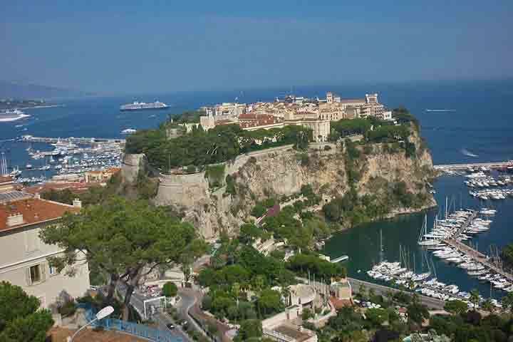 A capital, Monaco-Ville, abriga a residência oficial do príncipe-soberano. 