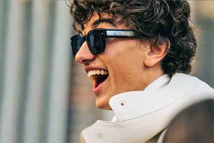 Pouco depois, em agosto do mesmo ano, uma terceira temporada já estava garantida, com dez episódios encomendados antes mesmo de a segunda ter sido exibida por completo. Ela estreou em julho de 2025.
