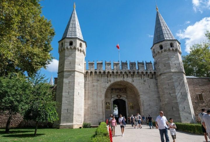 O Palácio Topkapi, antiga residência dos sultões otomano, é uma das grandes atrações turísticas localizada na parte europeia da cidade.