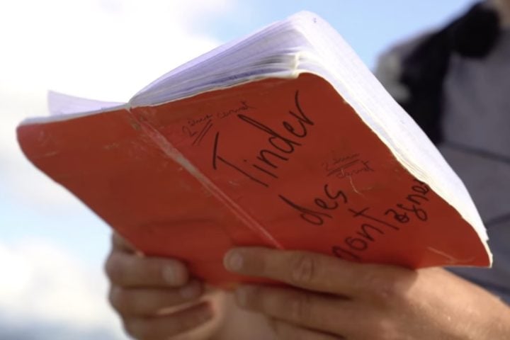 Na Suíça, uma iniciativa apelidada de “Tinder das montanhas” vem unindo casais por meio de cadernos deixados nos cumes alpinos, onde alpinistas escrevem mensagens pessoais e contatos.