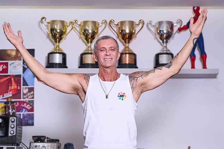 Nas últimas décadas do Carnaval Carioca, um nome chamou a atenção do público e teve protagonismo: Paulo Barros. No entanto, em 2026, o carnavalesco tetracampeão da folia carioca estará de fora pela primeira vez desde 2004, quando despontou na Unidos da Tijuca.