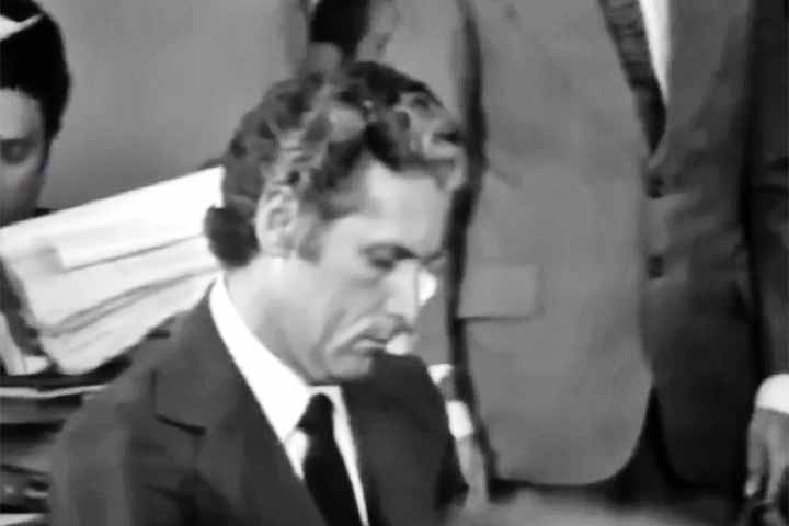 Mesmo confessando o crime, foi tratado como vítima durante grande parte do julgamento. Algo que ficou na história como uma visão machista da sociedade da época e que inspirou o título do documentário.