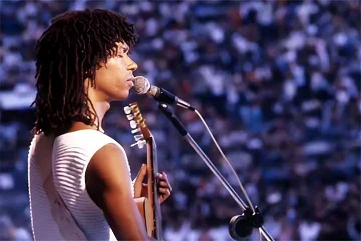 Aos 16 anos, aprendeu a tocar violão e, dois anos depois, já integrava o grupo Luz, Som, Dimensão, com o qual se apresentava na capital alagoana interpretando canções dos Beatles.
