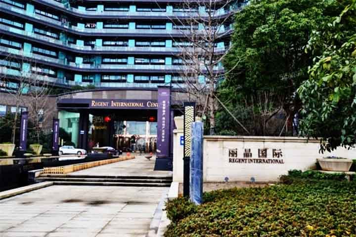 Na parte interna, existem escolas, mercados, consultórios médicos, espaços de lazer e até sistemas de entrega automatizados.